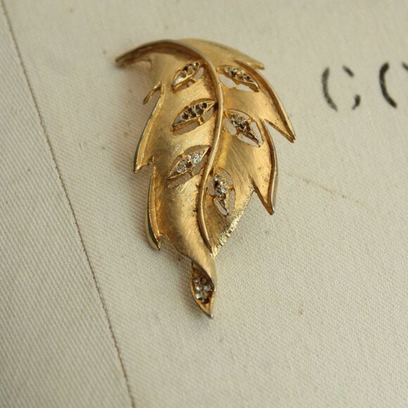 Vintage 1950s 1960s Brooch, Gold Tone Leaf with Rhinestone Clusters Cocktail Pin - Picture 10 of 10